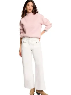 Pull rose côtelé pourvu d'un col montant et de manches longues