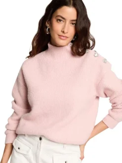 Pull rose côtelé pourvu d'un col montant et de manches longues