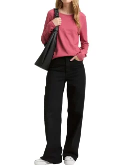 Pull rose uni avec une coupe ajustée et des manches longues moulantes