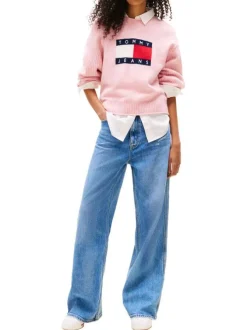 Pull rose uni avec une coupe droite à col rond et des manches longues