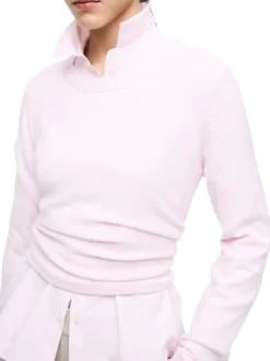 Pull rose uni avec une coupe droite et un col rond en bord-côte