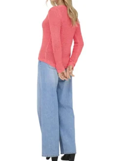 Pull rose uni avec une coupe droite et un col rond en maille tricotée