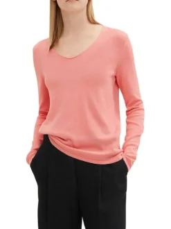 Pull rose uni coupe droite avec un col rond et un ourlet fin au col