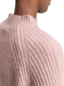 Pull rose uni côtelé avec un col rond et des manches longues