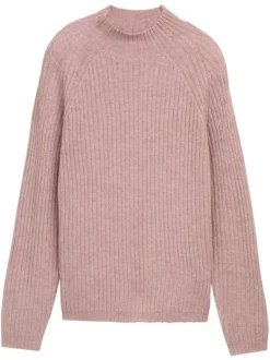 Pull rose uni côtelé avec un col rond et des manches longues