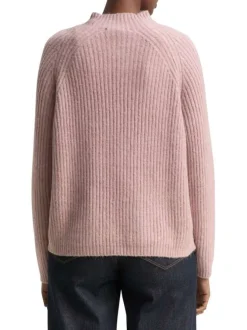 Pull rose uni côtelé avec un col rond et des manches longues