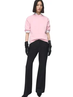 Pull rose uni en maille fine avec une coupe oversize et un col rond