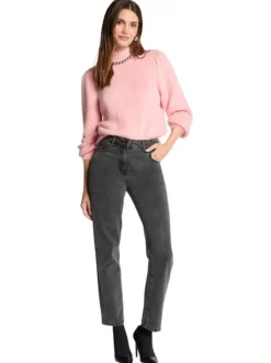 Pull rose uni pourvu d'un col montant et de manches longues