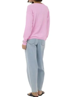 Pull rose uni pourvu d'une coupe droite et de manches longues