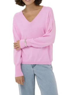 Pull rose uni pourvu d'une coupe droite et de manches longues