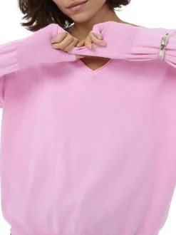 Pull rose uni pourvu d'une coupe droite et de manches longues