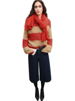 Pull rouge et beige rayé à coupe droite avec col rond et manches longues