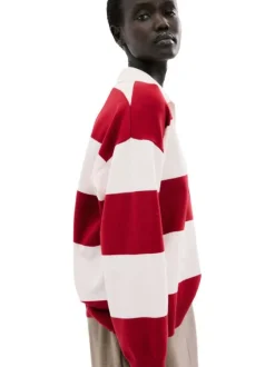 Pull rouge et blanc à rayures avec une coupe droite et un col à revers