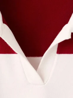 Pull rouge et blanc à rayures avec une coupe droite et un col à revers