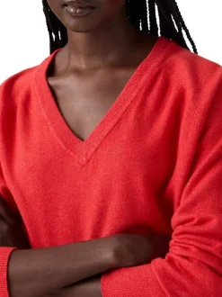 Pull rouge moucheté avec un col v côtelé et des manches longues