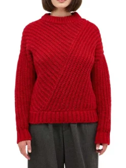 Pull rouge uni avec un col rond côtelé et des manches longues