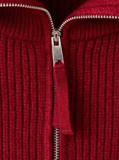 Pull rouge uni en maille côtelée avec une coupe ample et un col camionneur