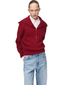 Pull rouge uni en maille côtelée avec une coupe ample et un col camionneur