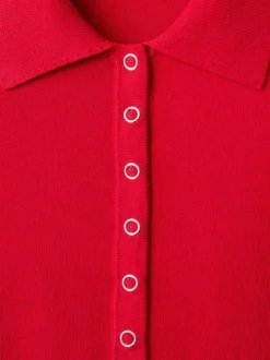 Pull rouge uni pourvu d'un col à rabats et de manches longues