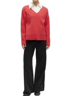 Pull rouge uni pourvu d'une coupe droite et de manches longues