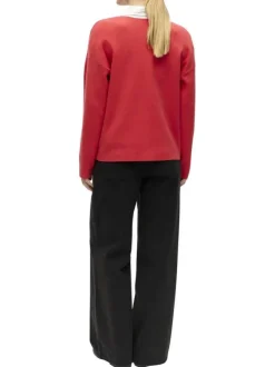 Pull rouge uni pourvu d'une coupe droite et de manches longues