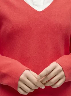 Pull rouge uni pourvu d'une coupe droite et de manches longues