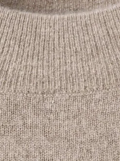 Pull taupe pourvu d'un col rond côtelé et de manches longues