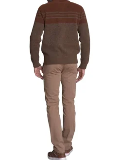Pull taupe uni avec une coupe droite à col camionneur et des manches longues