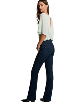 Pull vert uni avec une coupe ample, col v et à manches courtes et ajouré au dos