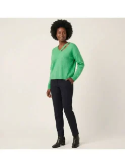Pull vert uni avec une coupe droite et des manches longues