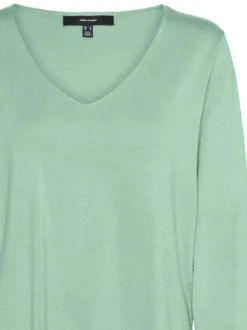 Pull vert uni avec une coupe droite un col v et des petites fentes sur les côtés