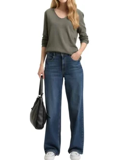 Pull vert uni coupe droite avec un col V et des manches longues