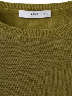 Pull vert uni pourvu d'une coupe droite et de manches longues