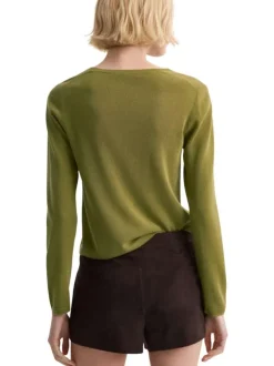 Pull vert uni pourvu d'une coupe droite et de manches longues
