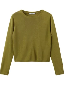 Pull vert uni pourvu d'une coupe droite et de manches longues