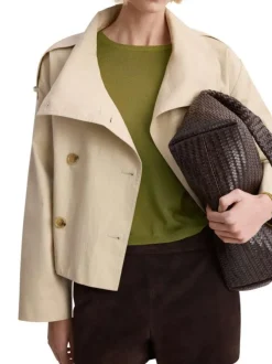Pull vert uni pourvu d'une coupe droite et de manches longues