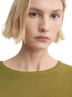 Pull vert uni pourvu d'une coupe droite et de manches longues