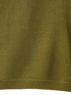 Pull vert uni pourvu d'une coupe droite et de manches longues