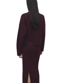 Pull violet uni en maille fine avec une coupe droite et un col rond
