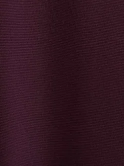 Pull violet uni en maille fine avec une coupe droite et un col rond