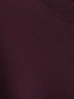 Pull violet uni en maille fine avec une coupe droite et un col rond