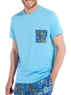 Pyjama court bleu imprimé avec une coupe fermée et des manches courtes
