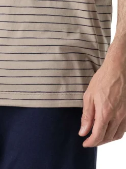 Pyjama court en coton beige à rayures pourvu d'une coupe droite