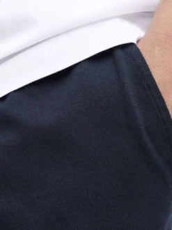Pyjama court en coton blanc pourvu du logo de la marque sur la poitrine