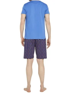 Pyjama court en coton bleu avec une coupe droite et un col rond