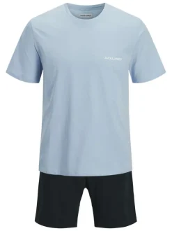 Pyjama court en coton bleu clair pourvu du logo de la marque sur la poitrine