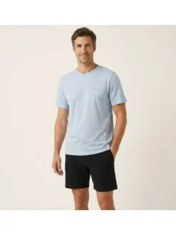 Pyjama court en coton bleu clair pourvu du logo de la marque sur la poitrine