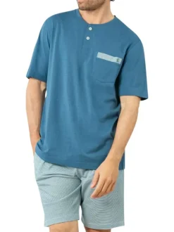 Pyjama court en coton bleu clair à rayures avec un col tunisien