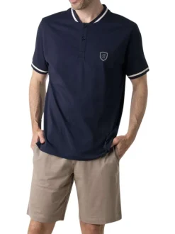 Pyjama court en coton marine uni pourvu d'une coupe droite et d'un col boutonné