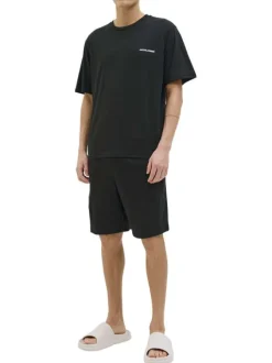 Pyjama Court en coton noir uni avec une coupe fermée et un col rond